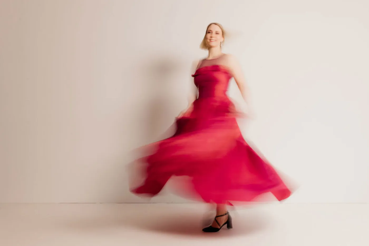 beerenfarbenes Kleid dreht sich